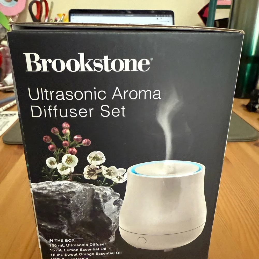 NIB Brookstone Cream Ultrasonic Aroma Diffuser Set